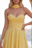 Abito corto di cocktail in chiffon con rifinitura A Line A giallo con sciarpa