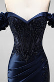 Corsetto blu navy con spalle scoperte appliche di raso con perline lungo abito da fine anno con fessura