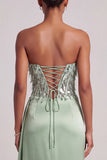 Corsetto verde senza spalline in piume di raso Abito lungo da cerimonia con fessura laterale