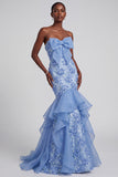 Abito da ballo in organza di fine anno a forma di sirena blu senza spalline con appliques floreali arricciati e fiocco