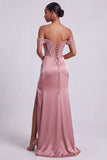 Corsetto rosa polveroso spuntato sulle spalle Guaina in raso Paillettes lungo abito da ballo con perline