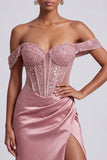 Corsetto rosa polveroso spuntato sulle spalle Guaina in raso Paillettes lungo abito da ballo con perline