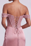 Corsetto rosa polveroso spuntato sulle spalle Guaina in raso Paillettes lungo abito da ballo con perline