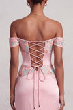 Vestito da cerimonia rosa con guaina soffusa sulle spalle ricamo floreale in raso arricciato lungo con fessura