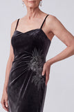 Abito madre della sposa con ricamo in velluto nero con paillettes arricciate e collo battuto