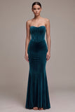 Vestito lungo di velluto senza spalline con corsetto blu pavone e strass
