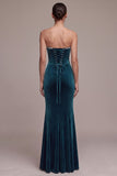 Vestito lungo di velluto senza spalline con corsetto blu pavone e strass