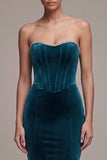 Vestito lungo di velluto senza spalline con corsetto blu pavone e strass