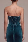 Vestito lungo di velluto senza spalline con corsetto blu pavone e strass