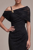 Vestito formale maxi nero a guaina asimmetrico con spalle scoperte e arricciata