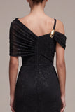 Vestito formale maxi nero a guaina asimmetrico con spalle scoperte e arricciata