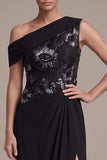 Vestito formale lungo asimmetrico con una spalla e arrugata con appliche