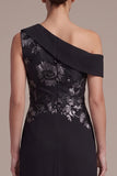 Vestito formale lungo asimmetrico con una spalla e arrugata con appliche