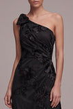 Vestito formale Maxi con guaina nera appliche floreali a una spalla con fessura