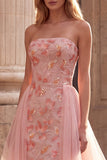 Abito da cerimonia lungo senza spalline con ricami rosa a linea A con drappeggio in tulle