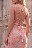 Abito da cerimonia rosa con spalline rosa con scollo quadrato e spacco