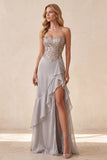 Abito elegante lungo a linee a traguardo a linee a livelli con paillettes argento con paillettes argentate