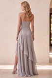 Abito elegante lungo a linee a traguardo a linee a livelli con paillettes argento con paillettes argentate