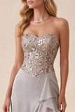Abito elegante lungo a linee a traguardo a linee a livelli con paillettes argento con paillettes argentate