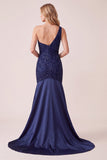 Abito elegante lungo in raso a sirena blu scuro con paillettes su una spalla