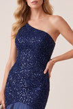 Abito elegante lungo in raso a sirena blu scuro con paillettes su una spalla