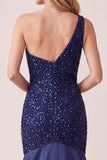Abito elegante lungo in raso a sirena blu scuro con paillettes su una spalla