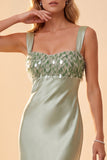 Vestito formale lungo con piume verde sagoma scollo quadrato in raso