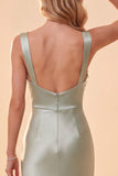 Vestito formale lungo con piume verde sagoma scollo quadrato in raso
