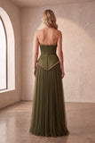 Abito elegante lungo in raso plissato senza spalline oliva con perline