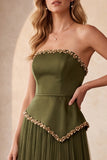 Abito elegante lungo in raso plissato senza spalline oliva con perline