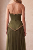 Abito elegante lungo in raso plissato senza spalline oliva con perline