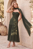 Vestito da ospite di nozze midi color oliva a vita alta e gonna svasata senza spalline con chiffon plissettato e perline con mantella