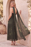 Vestito da ospite di nozze midi color oliva a vita alta e gonna svasata senza spalline con chiffon plissettato e perline con mantella