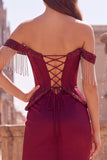 Corsetto sirena bordeaux con perline e frange sulle spalle scoperte abito lungo da cerimonia di fine anno con spaccatura