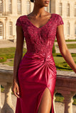 Abito da cerimonia lungo da sirena con applichi di paillettes in bordeaux e fessura