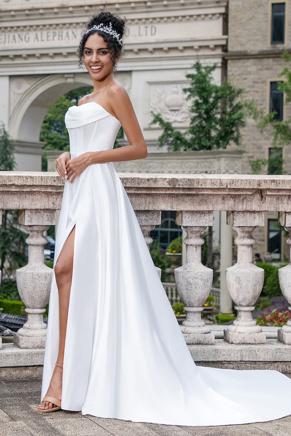 Elegante bianco A Line senza spalline plissettato sweep treno corsetto abito da sposa con fessura