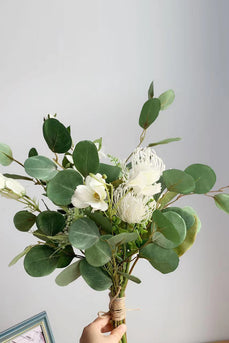 Mori Mano Bianca Che Tiene Bouquet di Fiori