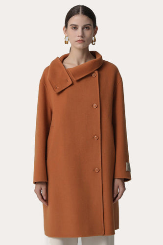 Cappotto lungo oversize in lana marrone con colletto asimmetrico