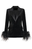 Cappotto da donna con bavero a picco di velluto nero con piume