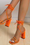Sandalo con tacco a strappo arancione