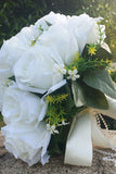 Bouquet di damigella d'onore rosa bianca