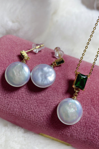 Orecchini e collana di perle bianche