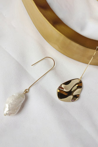 Orecchini asimmetrici a perle a forma di barocco naturale