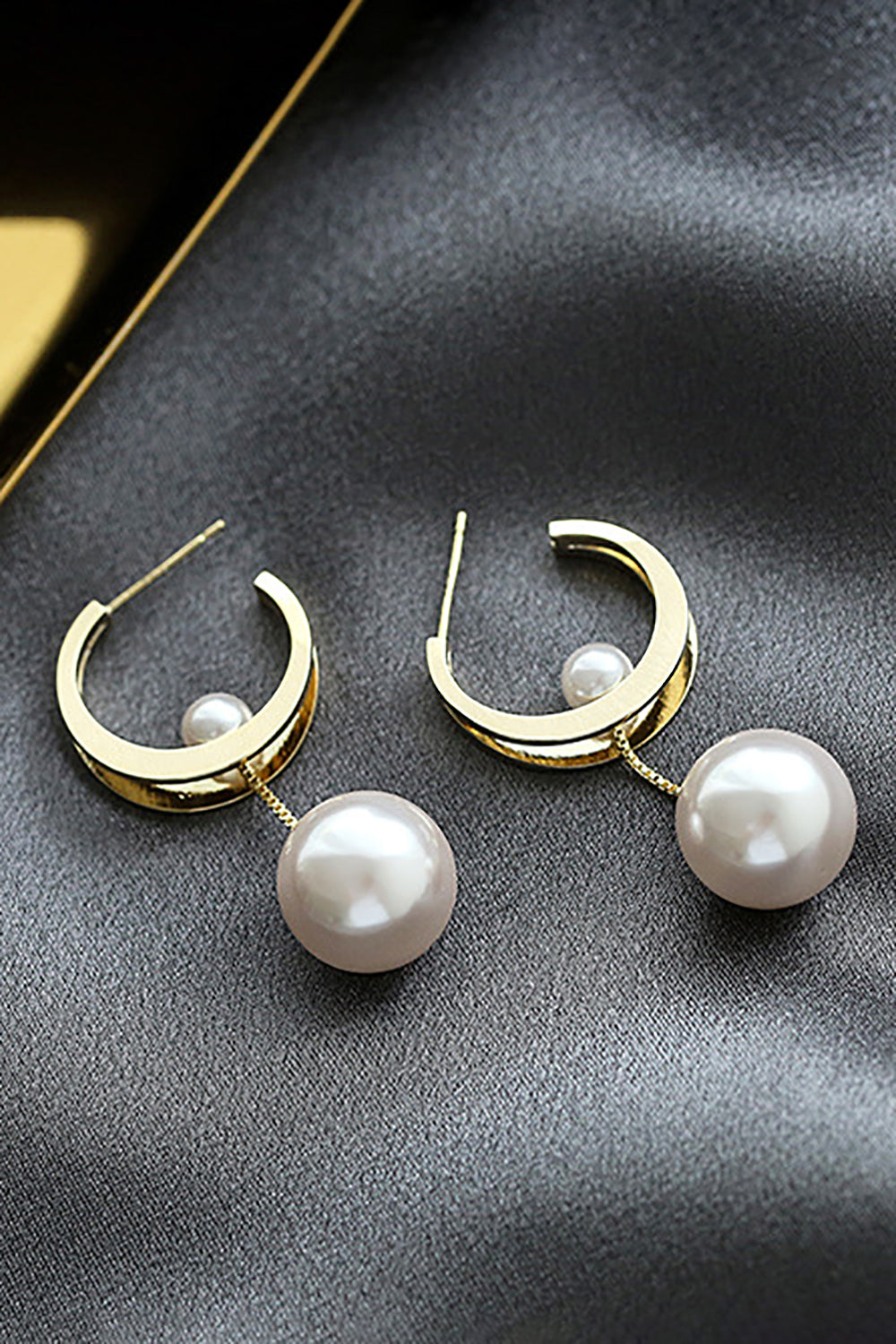 Statement Delicate Pearl Sliding Stud Orecchini