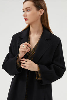 Cappotto nero lungo in lana reversibile con revers dentellati e cintura