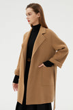 Cappotto nero lungo in lana reversibile con revers dentellati e cintura