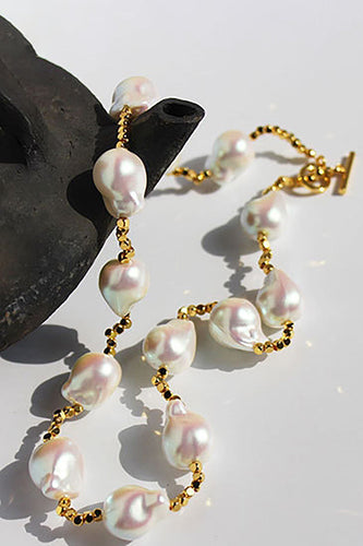 Collana in oro con perle a forma speciale