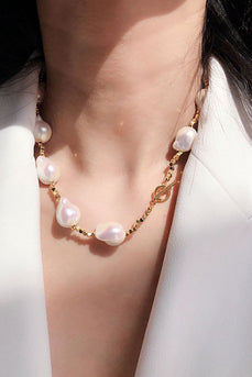 Collana in oro con perle a forma speciale