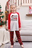 Set di pigiami natalizi per famiglie abbinati a quadri rossi