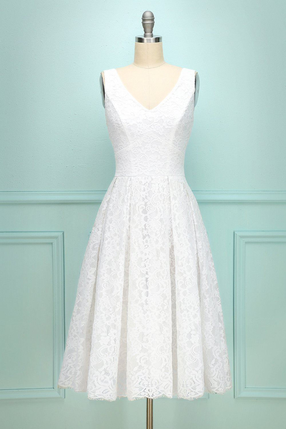Abito in pizzo bianco con scollo a V